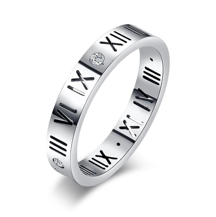 Mise en situation de la bague chiffres romains – bijou moderne élégant pour homme et femme