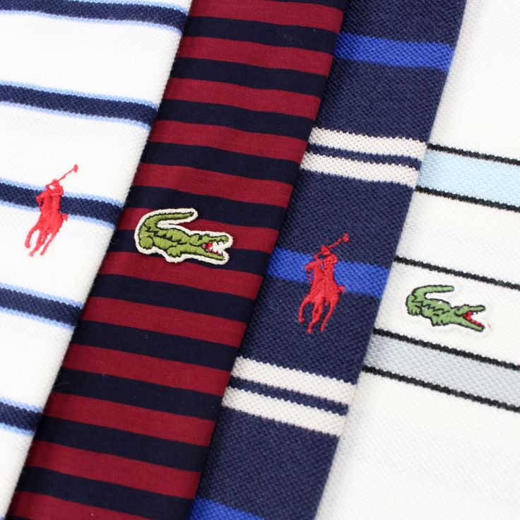 Gros plan de polos rayés Ralph Lauren et Lacoste vintage avec logos brodés