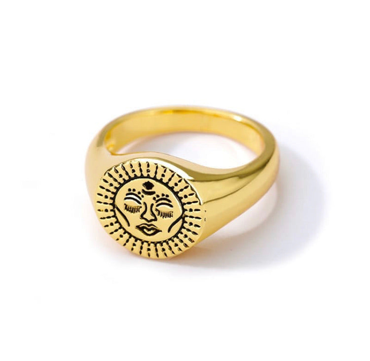 Bague dorée gravée soleil visage – bijou ésotérique vintage en acier inoxydable
