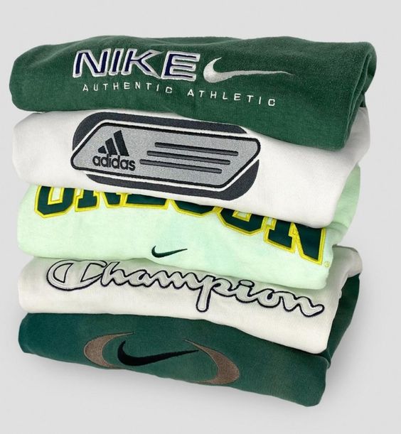 Pile de sweatshirts vintage Nike, Adidas, Champion et Oregon aux tons verts