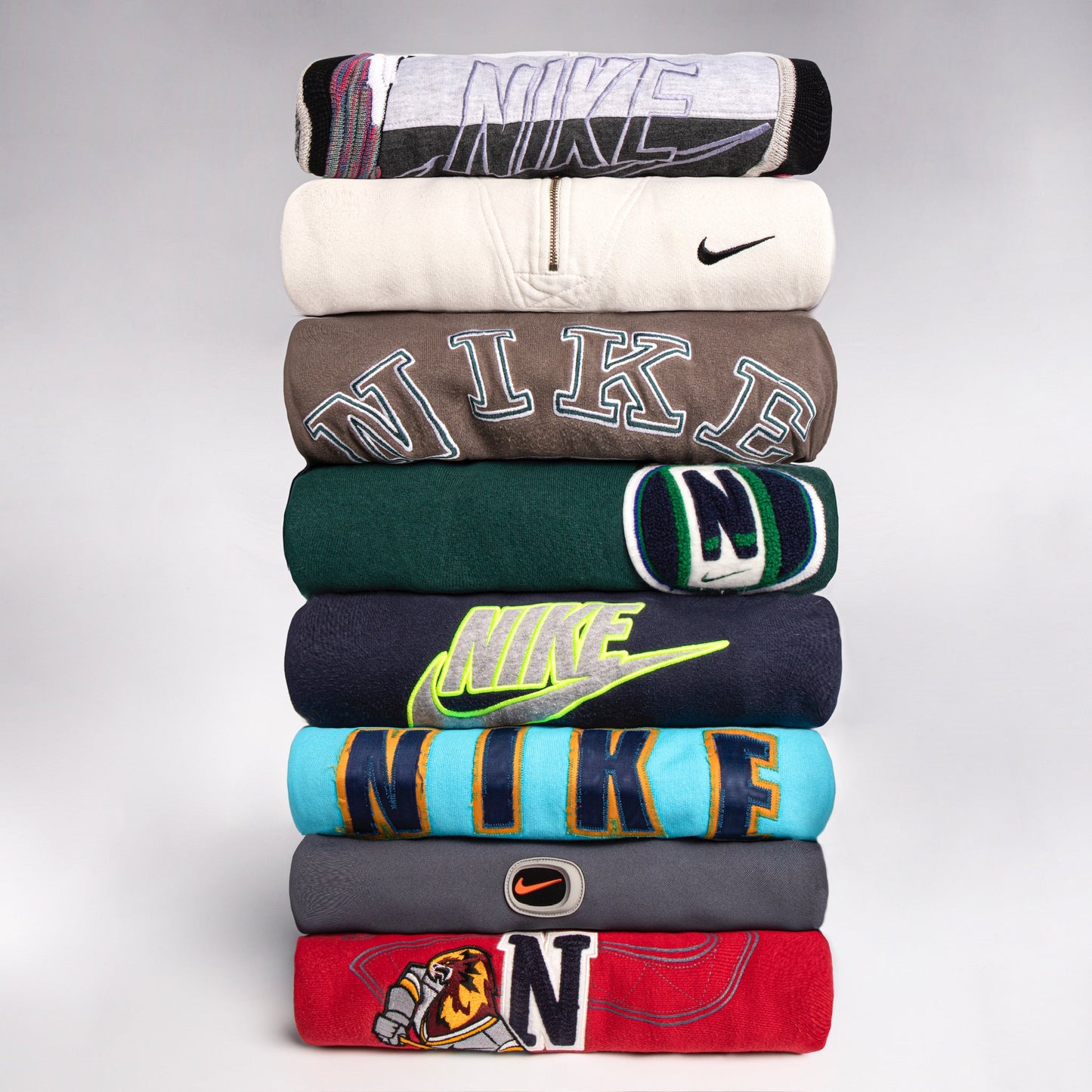 Pile de sweats Nike brodés multicolores – vintage streetwear – United Vintage