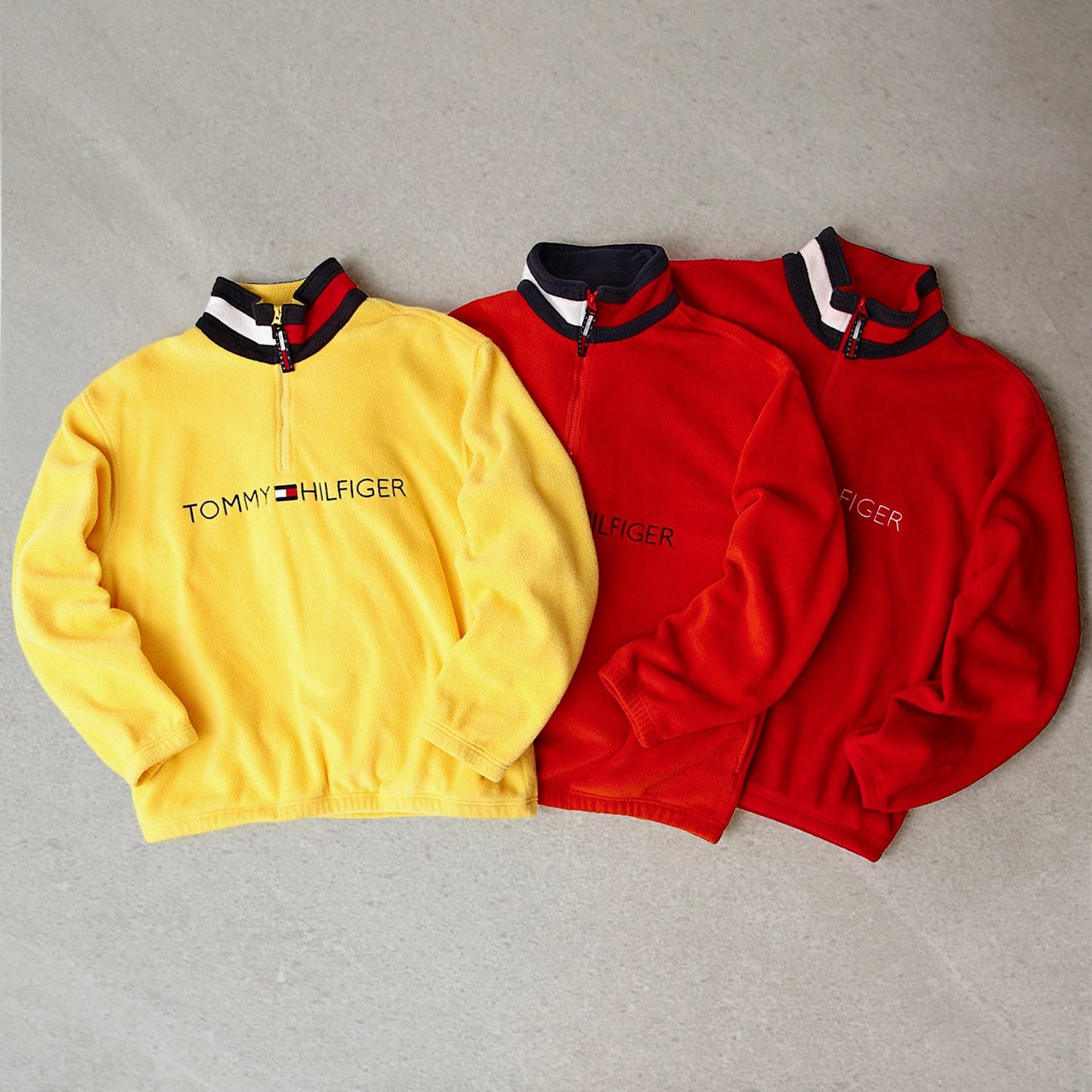 Sweats vintage Tommy Hilfiger col montant, jaune et rouge – collection unisexe – United Vintage
