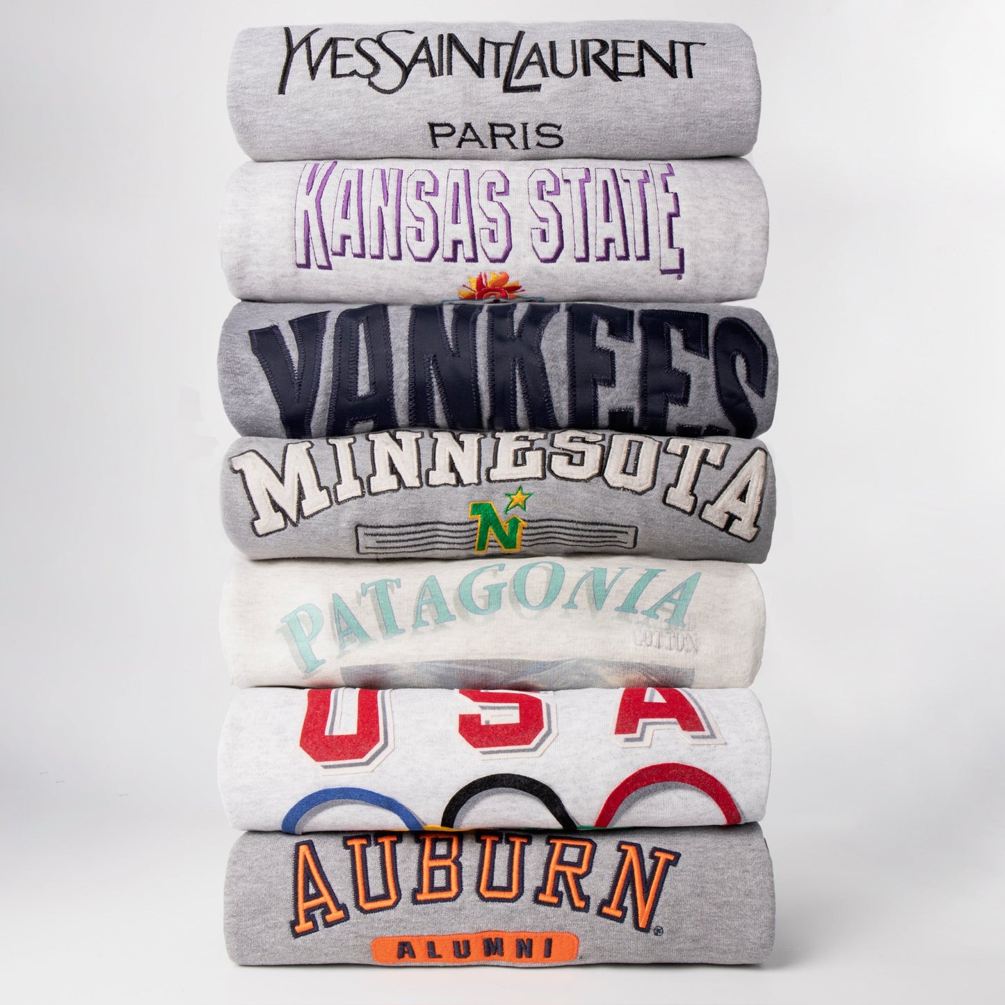 Pile de sweats vintage brodés d’universités et équipes américaines – United Vintage